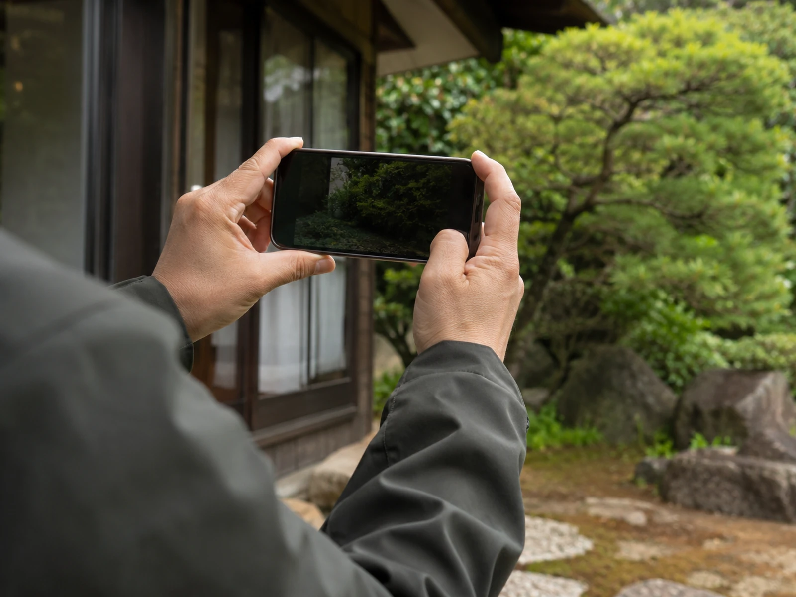 庭をスマートフォンで撮影して相談するイメージ