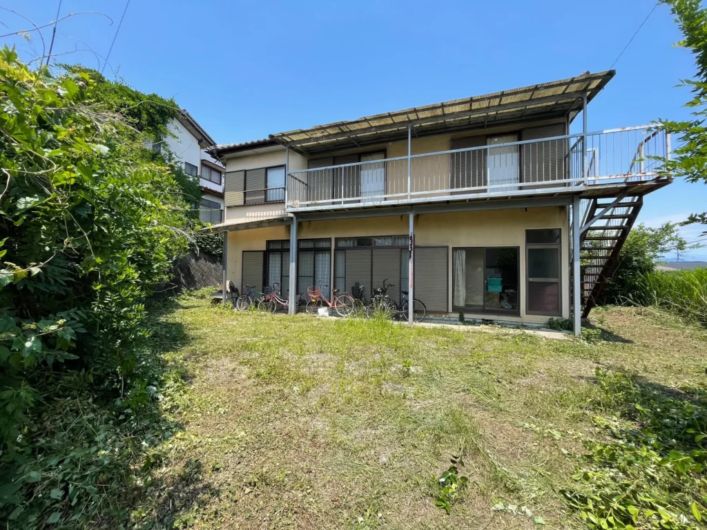 高崎市の空き家解体工事前の木造住宅と敷地